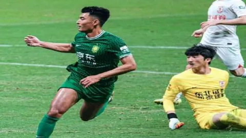 中国00后斯诺克新星首战告负，职业资格赛挑战严峻